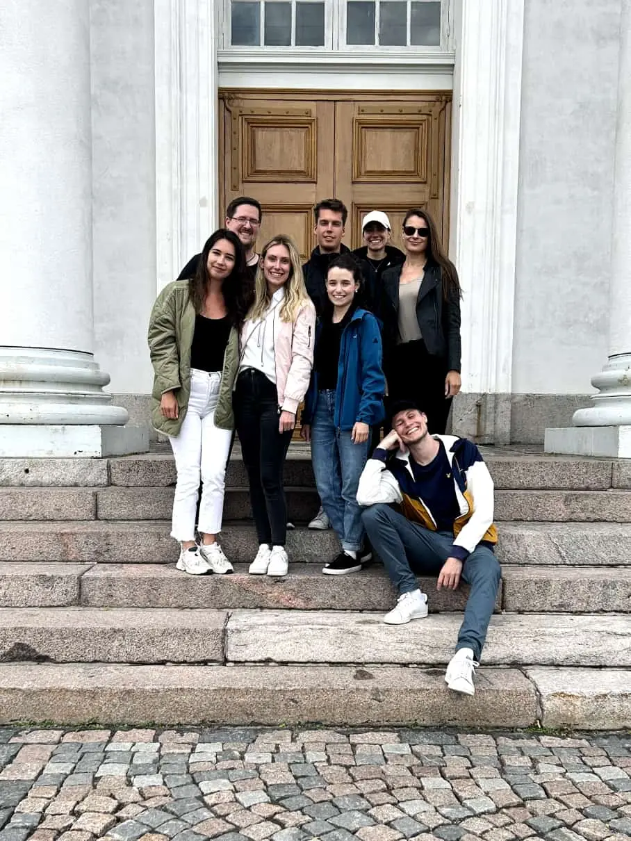 Gruppenfoto vom Popup Office Team vor einem alten Gebäude in Tallinn, Estland. Hinten: Kai, Till, Isabell, Kathy. Vorne: Roxanne, Juliana, Lara und Thomas.